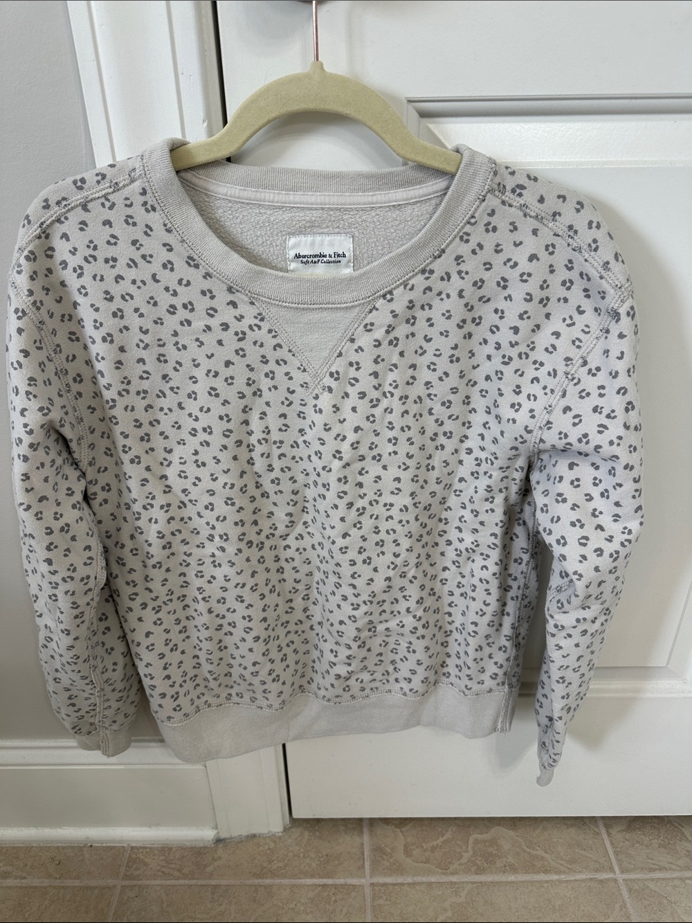 Abercrombie & Fitch Women's Light Gray Leopard Crewneck Sweater